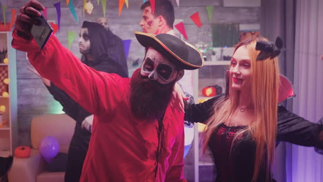 Gruselige-Piraten--Und-Blutige-Hexenfiguren-Machen-Ein-Selfie-Auf-Der-Halloweenparty