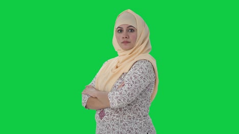 Porträt-Eines-Selbstbewussten-Muslimischen-Lehrers,-Der-Mit-Gekreuzten-Händen-Auf-Grünem-Bildschirm-Steht