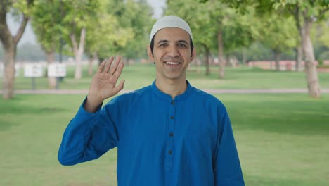 Hombre-Musulmán-Feliz-Saludando-En-El-Parque