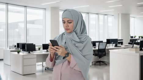 Muslimische-Geschäftsfrau,-Die-Am-Telefon-Nachrichten-Sendet
