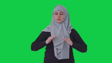 Glückliche-Muslimische-Frau,-Die-Yoga-Auf-Grünem-Bildschirm-Macht