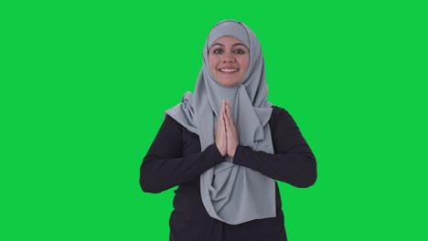 Glückliche-Muslimische-Frau,-Die-Namaste-Auf-Grünem-Bildschirm-Macht