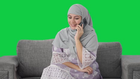 Glückliche-Muslimische-Frau,-Die-Auf-Dem-Grünen-Bildschirm-Des-Telefons-Spricht