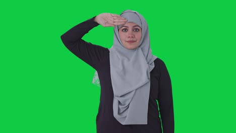 Stolze-Muslimische-Frau-Salutiert-Auf-Dem-Grünen-Bildschirm-Der-Kamera
