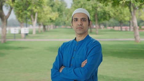 Porträt-Eines-Selbstbewussten-Muslimischen-Mannes,-Der-Mit-Gekreuzten-Händen-Im-Park-Steht
