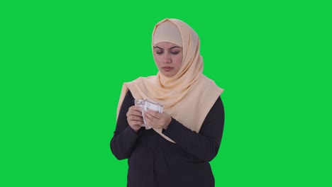 Traurige-Muslimische-Frau,-Die-Geld-Zählt,-Grüner-Bildschirm