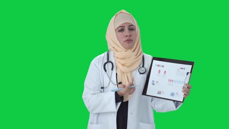 Médico-Musulmán-Explicando-Informes-A-La-Pantalla-Verde-Del-Paciente.