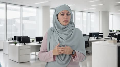 Muslim-businesswoman-talking-to-the-camera
