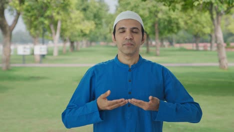 Hombre-Musulmán-Concentrado-Haciendo-Yoga-En-El-Parque