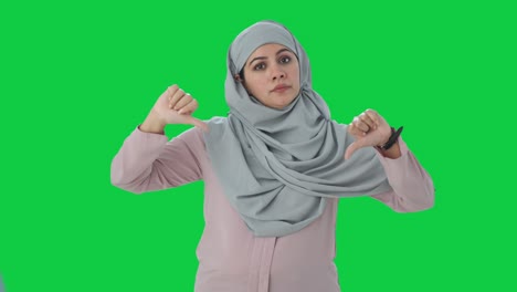 Enttäuschte-Muslimische-Geschäftsfrau-Zeigt-Daumen-Nach-Unten-Auf-Grünem-Bildschirm