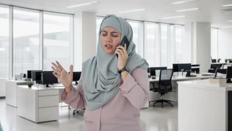 Empresaria-Musulmana-Enojada-Gritando-Por-Teléfono