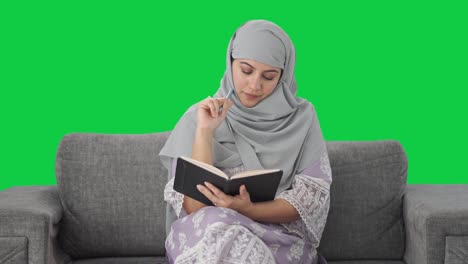 Mujer-Musulmana-Escribiendo-Un-Diario-Con-Pantalla-Verde.
