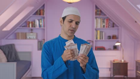 Hombre-Musulmán-Serio-Contando-Dinero