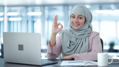 Glückliche-Muslimische-Geschäftsfrau,-Okay-Zeichen