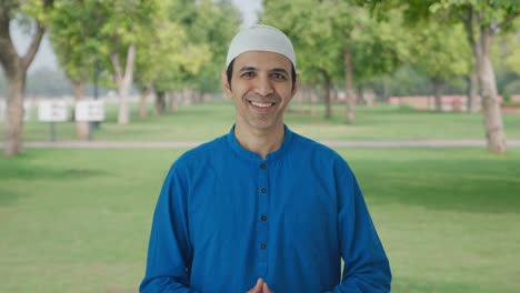 Hombre-Musulmán-Feliz-Hablando-Con-La-Cámara-En-El-Parque
