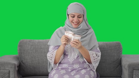 Glückliche-Muslimische-Frau,-Die-Geld-Zählt,-Grüner-Bildschirm