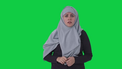 Mujer-Musulmana-Recibiendo-Una-Impactante-Pantalla-Verde-De-Noticias