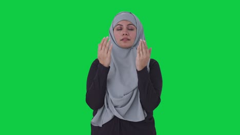 Glückliche-Muslimische-Frau,-Die-Namaz-Green-Screen-Liest