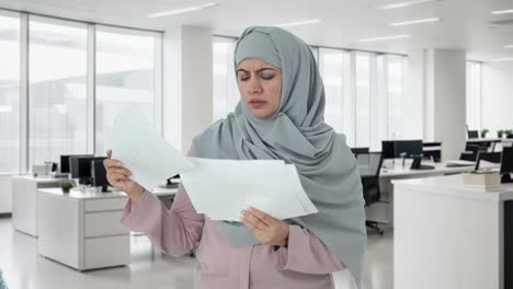 Gestresste-Muslimische-Geschäftsfrau-Liest-Berichte
