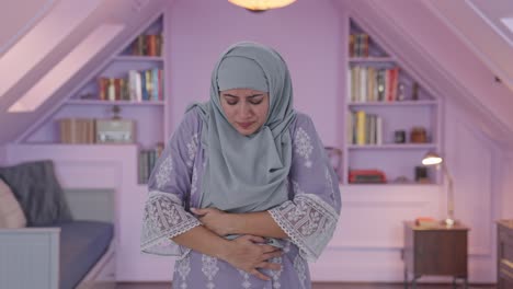 Mujer-Musulmana-Que-Sufre-De-Dolor-De-Estómago.