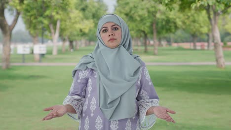 Verwirrte-Muslimische-Frau,-Die-Im-Park-Welche-Frage-Stellt