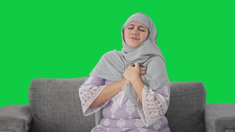 Kranke-Muslimische-Frau,-Die-Einen-Grünen-Bildschirm-Mit-Herzinfarkt-Hat