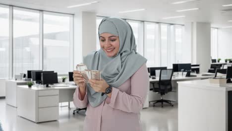 Glückliche-Muslimische-Geschäftsfrau,-Die-Geld-Zählt