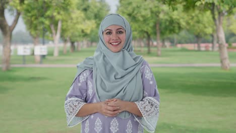 Glückliche-Muslimische-Frau,-Die-Im-Park-Mit-Der-Kamera-Spricht