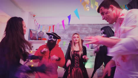 Verrückte-Party-Mit-Gruseligen-Figuren-Auf-Der-Halloweenparty