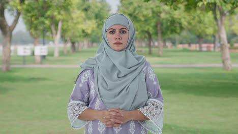 Wütende-Muslimische-Frau-Blickt-Im-Park-In-Die-Kamera