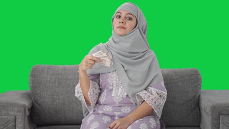 Mujer-Musulmana-Egoísta-Usando-Dinero-Como-Pantalla-Verde-De-Ventilador