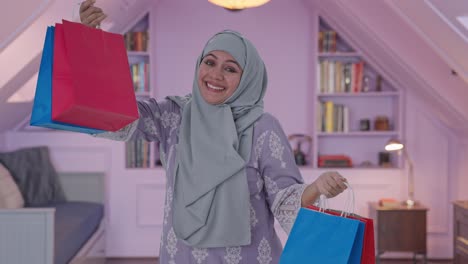 Mujer-Musulmana-Feliz-Haciendo-Compras