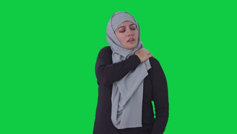 Mujer-Musulmana-Enferma-Que-Sufre-De-Dolor-De-Cuello-Pantalla-Verde