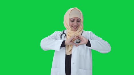 Feliz-Médico-Musulmán-Mostrando-El-Signo-Del-Corazón-Pantalla-Verde
