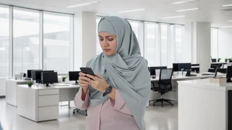 Wütende-Muslimische-Geschäftsfrau-Tippt-Am-Telefon