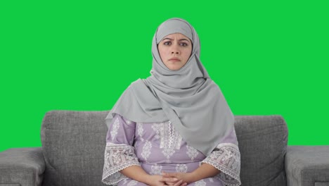 Wütende-Muslimische-Frau-Blickt-Auf-Den-Grünen-Bildschirm-Der-Kamera