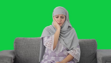 Kranke-Muslimische-Frau,-Die-Unter-Zahnschmerzen-Leidet,-Grüner-Bildschirm