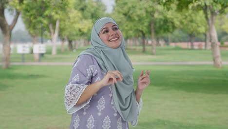 Glückliche-Muslimische-Frau-Tanzt-Und-Genießt-Im-Park