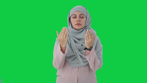 Glückliche-Muslimische-Geschäftsfrau,-Die-Namaz-Green-Screen-Liest