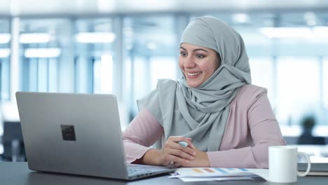 Glückliche-Muslimische-Geschäftsfrau-Beim-Online-Meeting