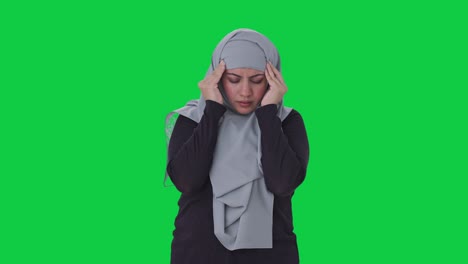 Kranke-Muslimische-Frau,-Die-Unter-Kopfschmerzen-Leidet,-Grüner-Bildschirm