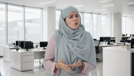 Wütende-Muslimische-Geschäftsfrau,-Die-Jemanden-Anschreit