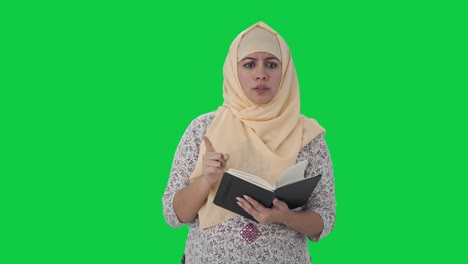 Wütender-Muslimischer-Lehrer-Schreit-Auf-Grünem-Bildschirm-Der-Schüler