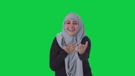 Glückliche-Muslimische-Frau,-Die-Auf-Einem-Grünen-Bildschirm-Lacht