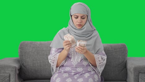 Traurige-Muslimische-Frau,-Die-Geld-Zählt,-Grüner-Bildschirm