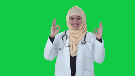Glücklicher-Muslimischer-Arzt,-Der-Einen-Grünen-Bildschirm-Zeigt