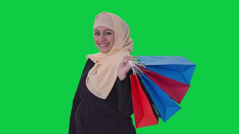 Mujer-Musulmana-Feliz-Haciendo-Compras-En-Pantalla-Verde