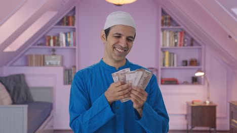 Glücklicher-Muslimischer-Mann,-Der-Geld-Zählt
