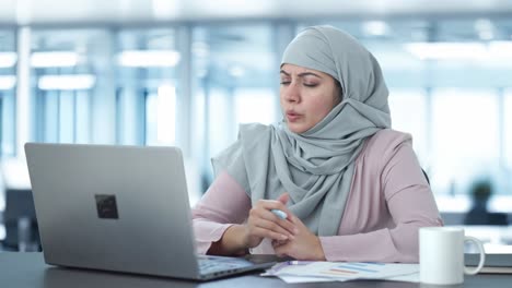 Muslim-businesswoman-doing-online-meeting