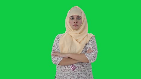 Selbstbewusster-Muslimischer-Lehrer,-Der-Mit-Gekreuzten-Händen-Auf-Grünem-Bildschirm-Steht